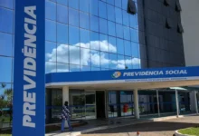 Fachada do prédio da Previdência Social no Brasil, sede do Instituto Nacional do Seguro Social, com céu claro ao fundo.