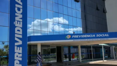 Fachada do prédio da Previdência Social no Brasil, sede do Instituto Nacional do Seguro Social, com céu claro ao fundo.