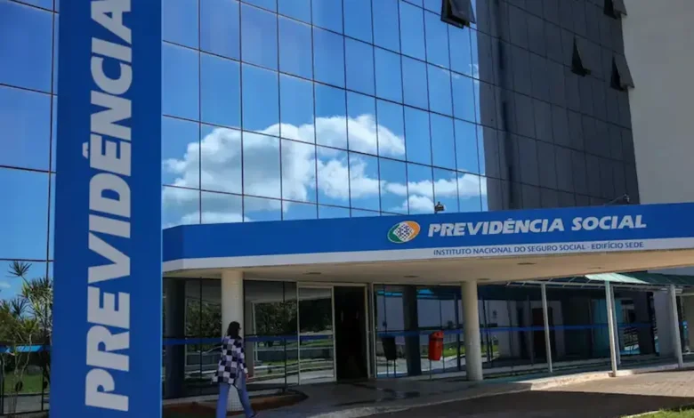 Fachada do prédio da Previdência Social no Brasil, sede do Instituto Nacional do Seguro Social, com céu claro ao fundo.