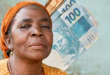 Mulher idosa sorrindo com notas de dinheiro ao fundo, representando a questão sobre acumulação de aposentadoria e pensão por morte.