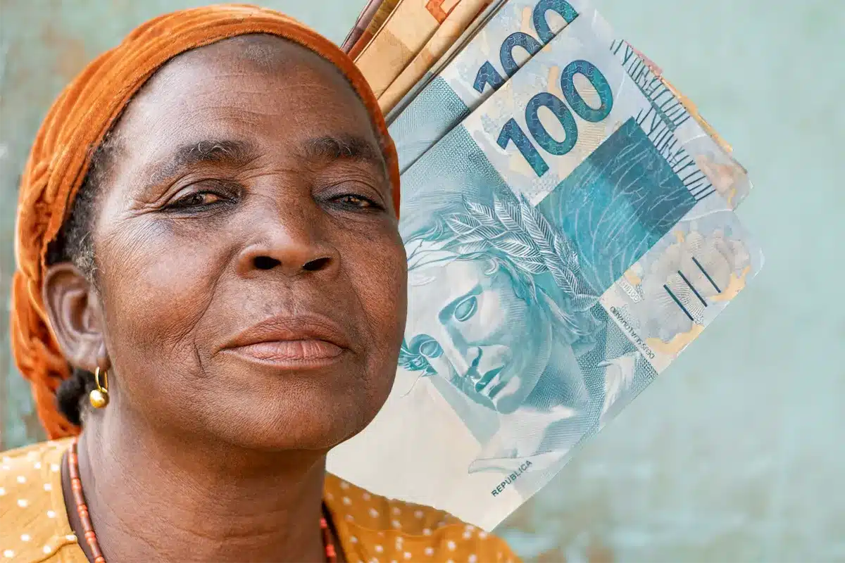 Mulher idosa sorrindo com notas de dinheiro ao fundo, representando a questão sobre acumulação de aposentadoria e pensão por morte.