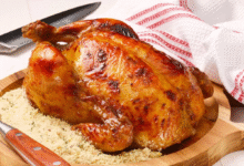 Frango assado crocante por fora e suculento por dentro
