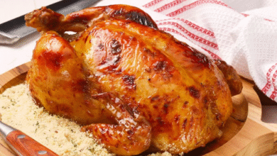 Frango assado crocante por fora e suculento por dentro