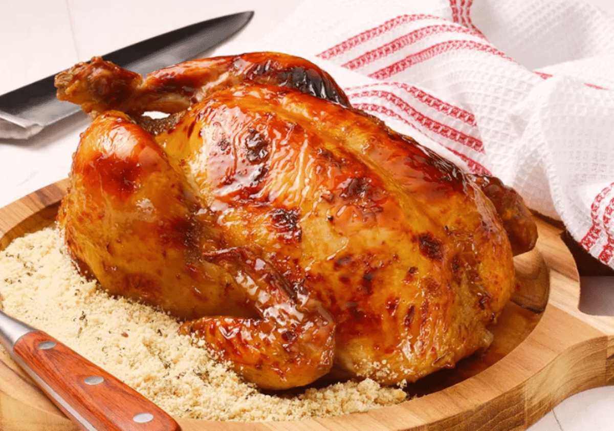 Frango assado crocante por fora e suculento por dentro