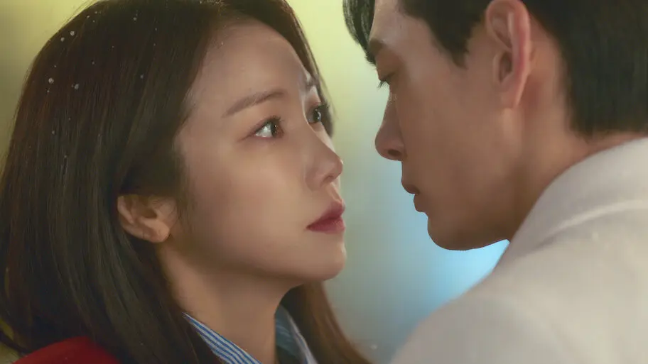 Cena de tensão e atração entre Yeo Mi-ran e Nam Kang-ho em Love to Hate You.