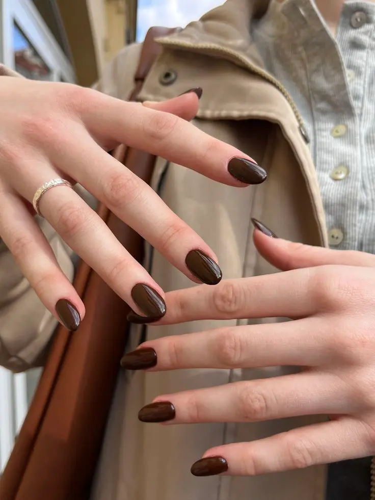 Imagem de esmalte na cor marrom chocolate, destacando sua tonalidade rica e profunda.