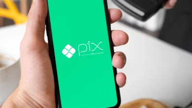 Imagem ilustrativa do Pix, com logo e fundo verde, representando o adiamento do lançamento do Pix Parcelado após fraudes bancárias.