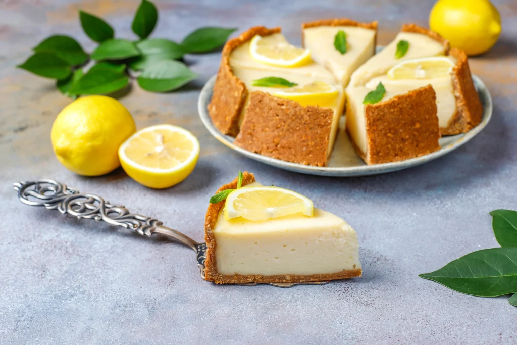 Deliciosa torta de limão com base de biscoito, decorada com raspas de limão e chantilly.