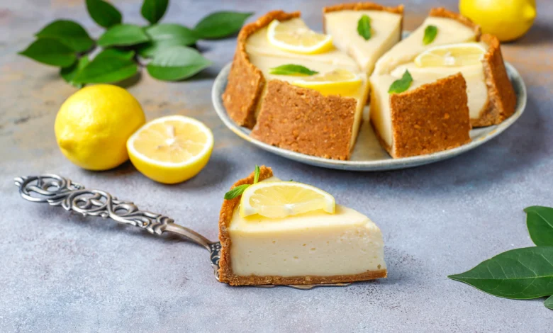 Deliciosa torta de limão com base de biscoito, decorada com raspas de limão e chantilly.