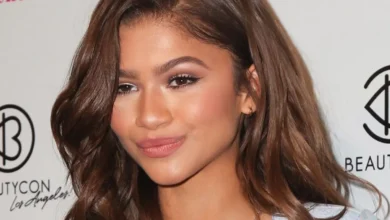 Zendaya exibindo um penteado moderno que ajuda a deixar o rosto mais jovem e radiante instantaneamente.