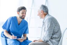 Médico e paciente interagindo durante a perícia médica do INSS