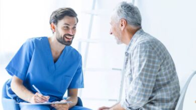 Médico e paciente interagindo durante a perícia médica do INSS