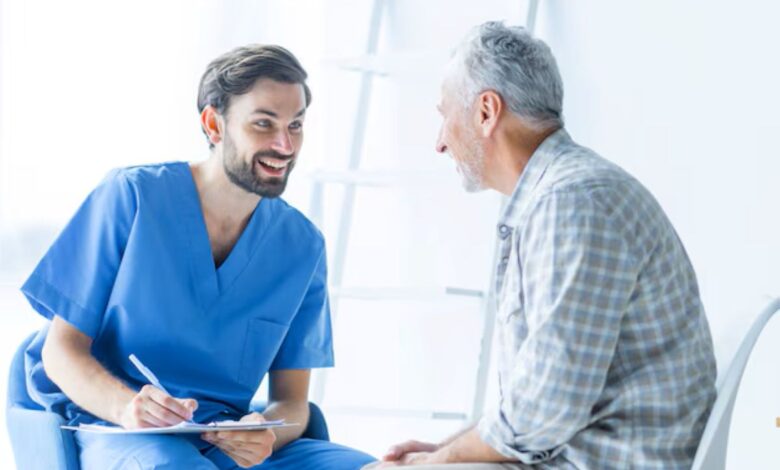 Médico e paciente interagindo durante a perícia médica do INSS