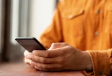 Pessoa recebendo um alerta de emergência no celular, sem necessidade de internet.