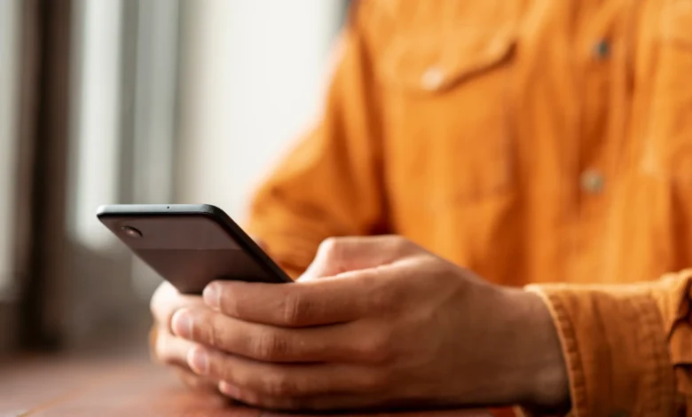 Pessoa recebendo um alerta de emergência no celular, sem necessidade de internet.