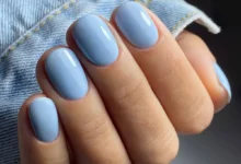Unhas decoradas com esmalte azul bebê, tendência de nail art para 2025.