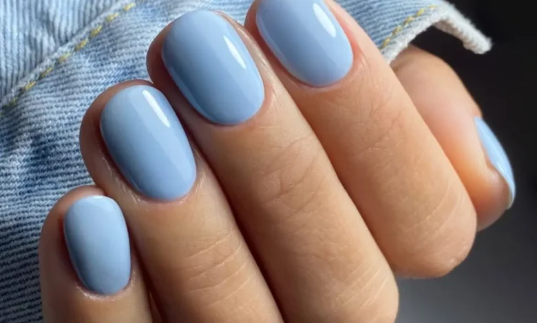 Unhas decoradas com esmalte azul bebê, tendência de nail art para 2025.