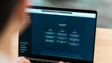 Acessando o ChatGPT em laptop enquanto OpenAI anuncia recurso para monitoramento.