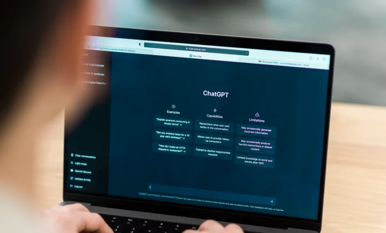 Acessando o ChatGPT em laptop enquanto OpenAI anuncia recurso para monitoramento.