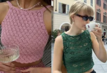 Imagem com duas blusas de crochê leves para a primavera, uma rosa e outra verde, em modelos estilosos e delicados.
