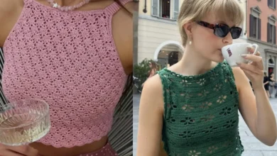 Imagem com duas blusas de crochê leves para a primavera, uma rosa e outra verde, em modelos estilosos e delicados.