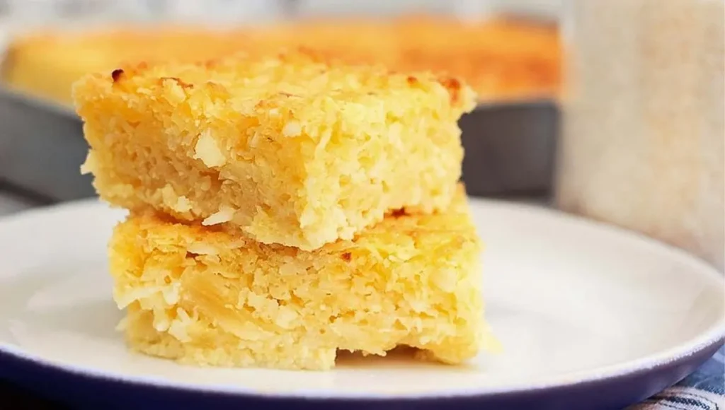 Bolo de mandioca decorado com ingredientes frescos.
