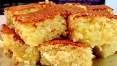 Bolo de mandioca de liquidificador cortado em pedaços, com textura macia e dourada.