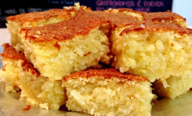 Bolo de mandioca de liquidificador cortado em pedaços, com textura macia e dourada.