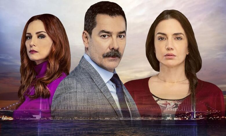 Capa de novela turca com o trio de protagonistas, mostrando um homem de terno e duas mulheres com expressões sérias.