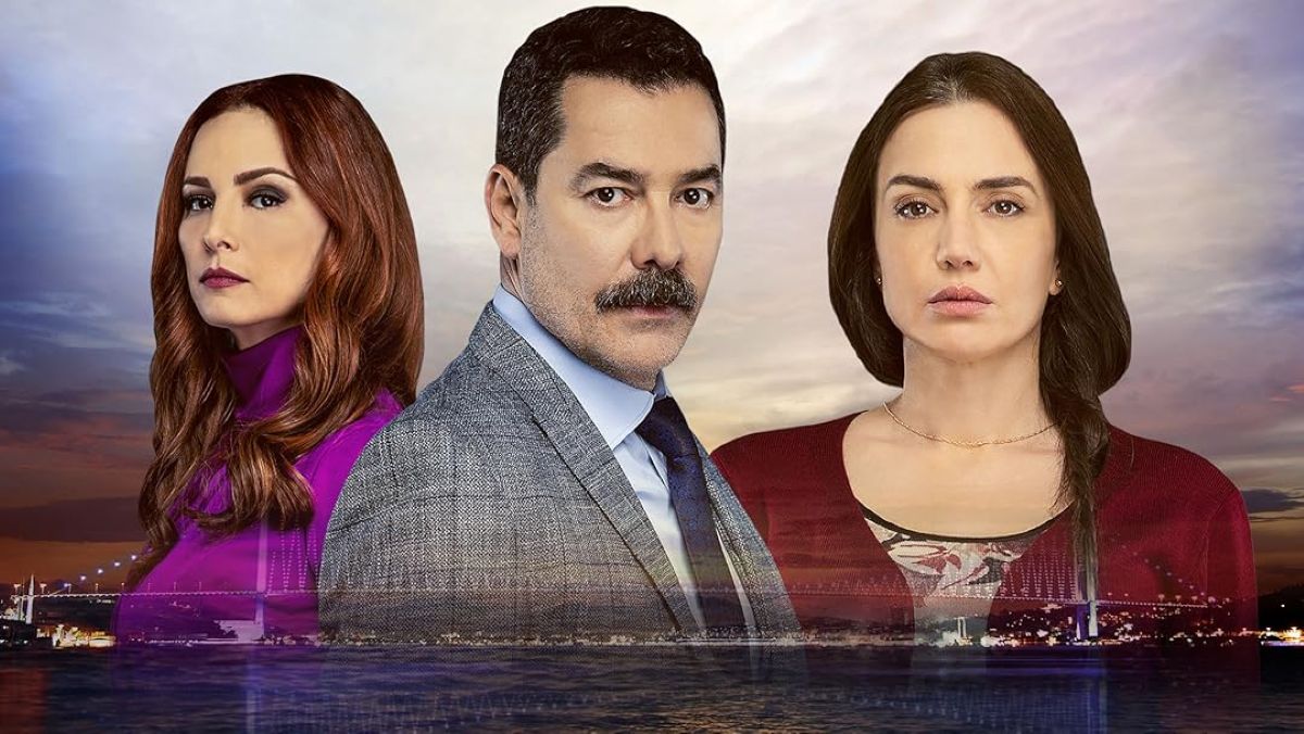 Capa de novela turca com o trio de protagonistas, mostrando um homem de terno e duas mulheres com expressões sérias.