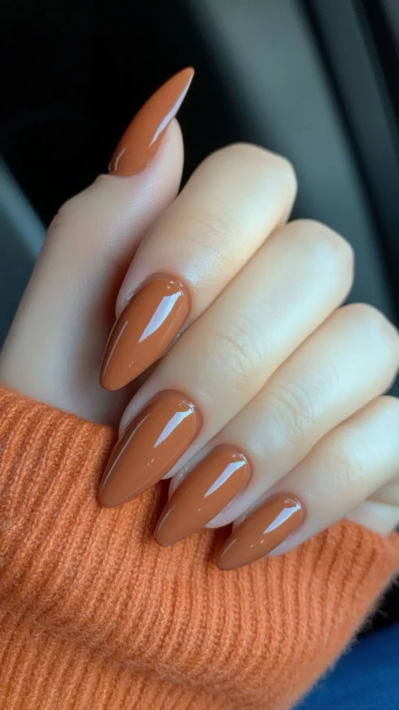 Imagem de esmalte na cor caramelo, um tom quente e elegante de marrom.