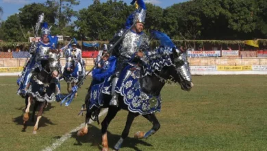 Cavalhada de Pirenópolis, com cavaleiros em armaduras coloridas e adornos brilhantes, em desfile durante a festa popular de Goiás.