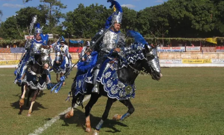 Cavalhada de Pirenópolis, com cavaleiros em armaduras coloridas e adornos brilhantes, em desfile durante a festa popular de Goiás.