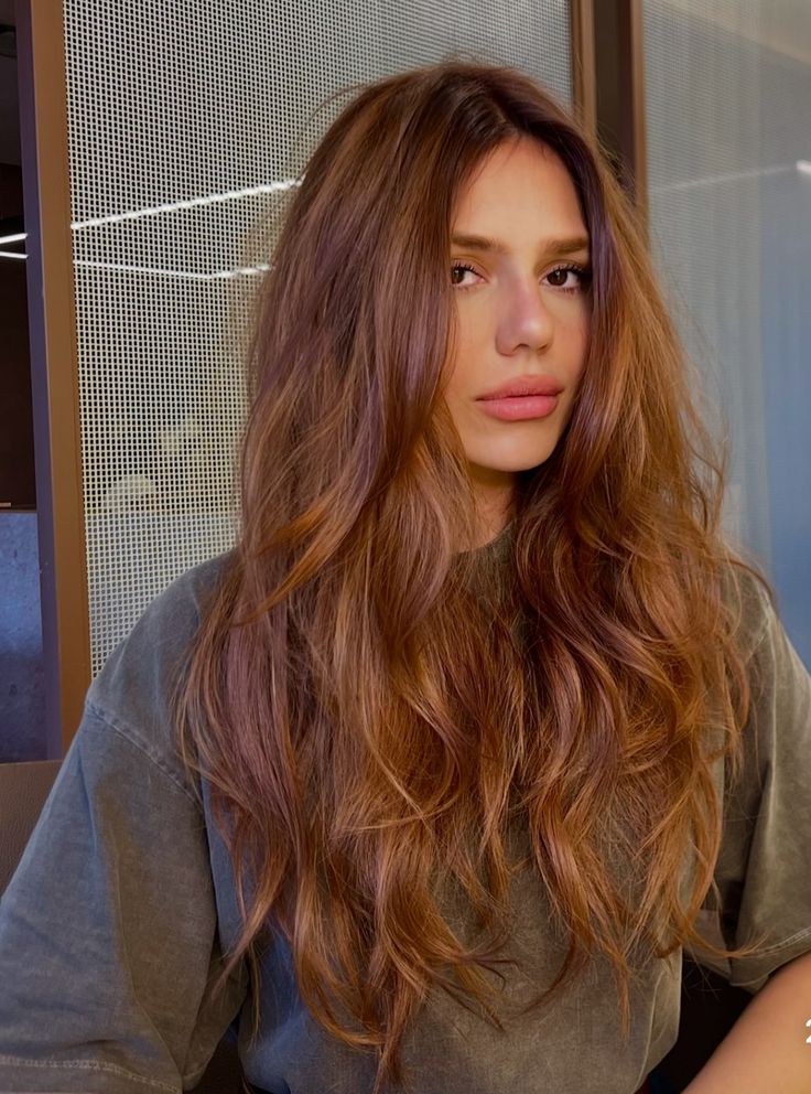 Cabelo longo e ondulado em tom de cobre, ideal para um visual radiante na primavera.