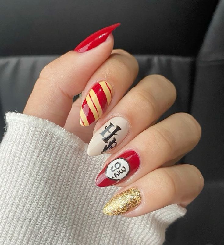 Nail Art Temática de Harry Potter. Mão com unhas longas pintadas com nail art inspirada em Harry Potter, incluindo uma unha com o símbolo do Pomo de Ouro e outra com o número 9 e 3/4.