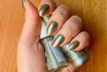 Unhas esmaltadas em tom verde menta metálico, tendência para a primavera.