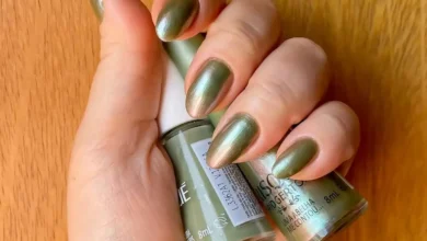 Unhas esmaltadas em tom verde menta metálico, tendência para a primavera.