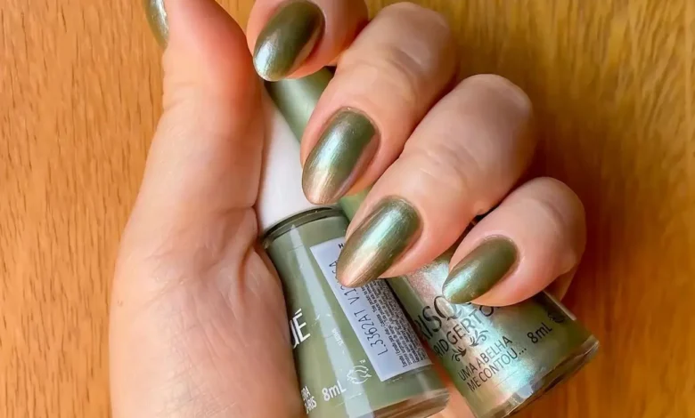 Unhas esmaltadas em tom verde menta metálico, tendência para a primavera.