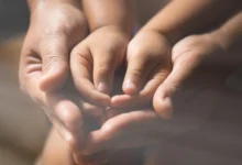Família com criança com sequelas do Zika recebendo apoio do INSS.