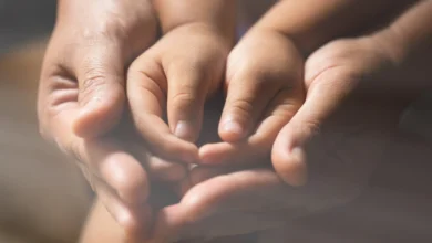 Família com criança com sequelas do Zika recebendo apoio do INSS.
