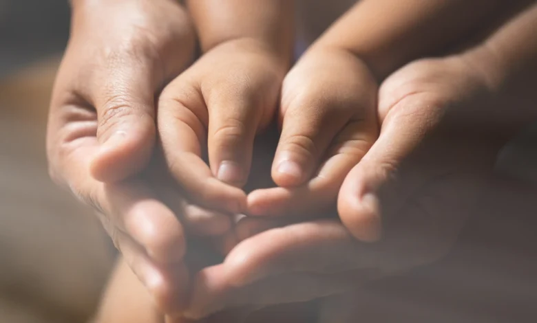 Família com criança com sequelas do Zika recebendo apoio do INSS.