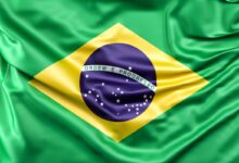 A bandeira do Brasil, com suas cores vibrantes e dobras de seda, simbolizando a independência e a pátria.
