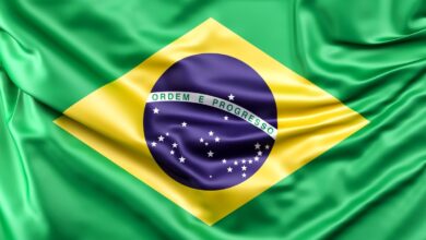 A bandeira do Brasil, com suas cores vibrantes e dobras de seda, simbolizando a independência e a pátria.
