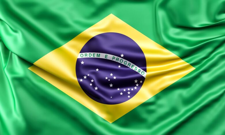A bandeira do Brasil, com suas cores vibrantes e dobras de seda, simbolizando a independência e a pátria.