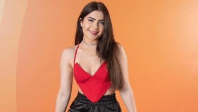 Jade Picon, ex-BBB e influenciadora, sentada e sorrindo.