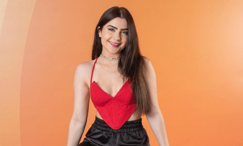 Jade Picon, ex-BBB e influenciadora, sentada e sorrindo.
