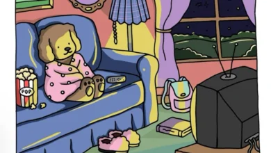 Desenho de uma pintura com tons de luz e profundidade, mostrando um cachorro relaxando em um sofá com uma TV ao fundo.