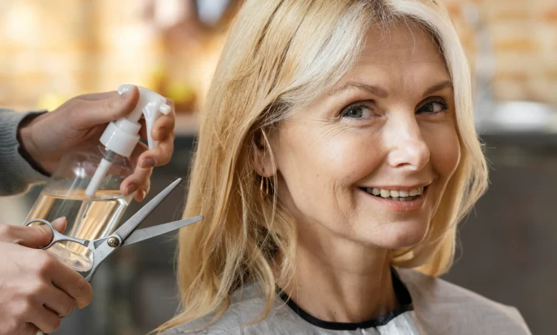 "Corte de cabelo curto rejuvenescendo mulheres acima de 50 anos na primavera de 2025.