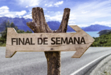 Placa de madeira em formato de seta com a frase "Final de Semana"