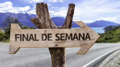 Placa de madeira em formato de seta com a frase "Final de Semana"